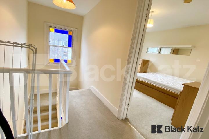 Georgian Townhouse, triplex, four double bedrooms, two bathrooms & Patio Garden Henshaw Street, Elephant and Castle